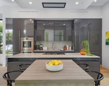 346 N Kings Road - Photo Thumbnail 12