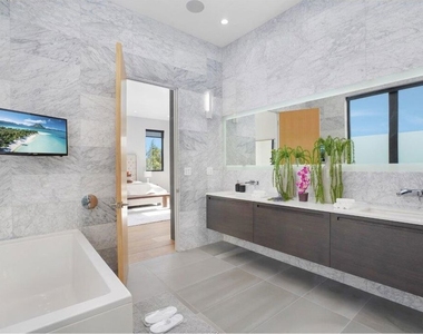 346 N Kings Road - Photo Thumbnail 30