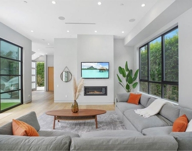 346 N Kings Road - Photo Thumbnail 8