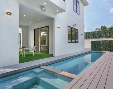 346 N Kings Road - Photo Thumbnail 14