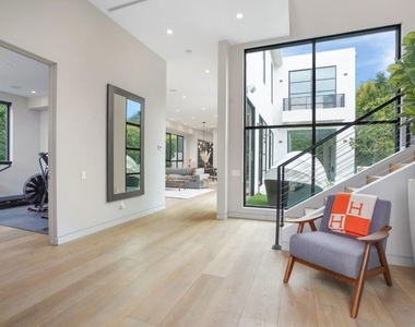 346 N Kings Road - Photo Thumbnail 5