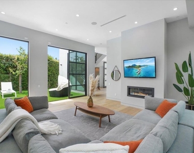346 N Kings Road - Photo Thumbnail 9