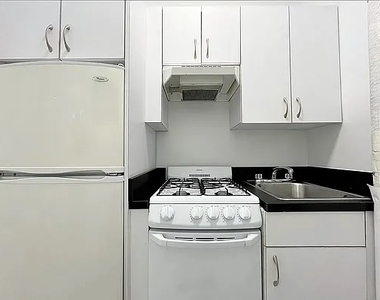 228 East 89th Street - Photo Thumbnail 3