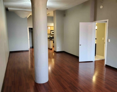 80 Bay Street - Photo Thumbnail 3