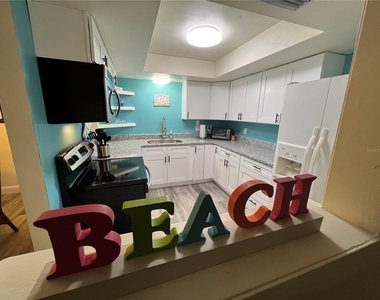 1406 N Saturn Avenue - Photo Thumbnail 2