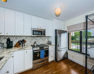 6295 Bahia Del Mar Circle - Photo Thumbnail 9