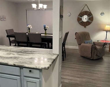1404 N Saturn Avenue - Photo Thumbnail 4