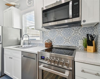 602 1/2 Skinner Boulevard - Photo Thumbnail 6