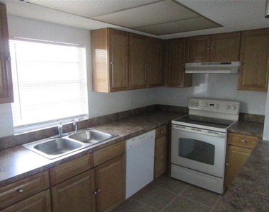 463 76th Avenue N - Photo Thumbnail 6