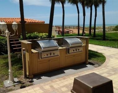 880 Mandalay Avenue - Photo Thumbnail 7