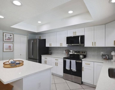 10075 W Bay Street - Photo Thumbnail 11