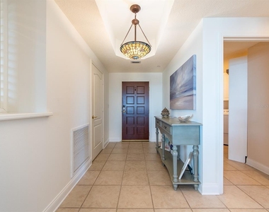 521 Mandalay Avenue - Photo Thumbnail 2
