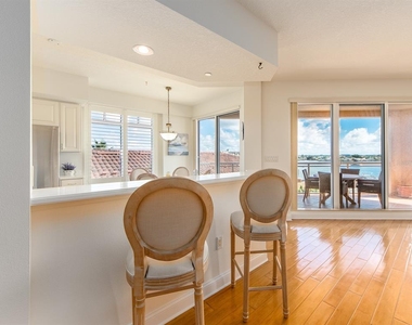 521 Mandalay Avenue - Photo Thumbnail 10