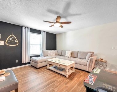 3737 Copperspring Boulevard - Photo Thumbnail 31