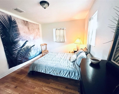 4716 W Wisconsin Avenue - Photo Thumbnail 7