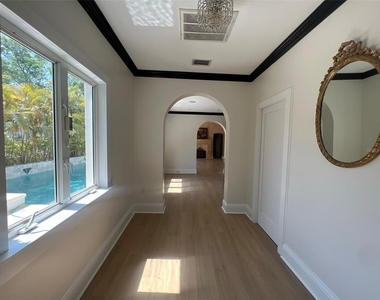 100 W Davis Boulevard - Photo Thumbnail 3
