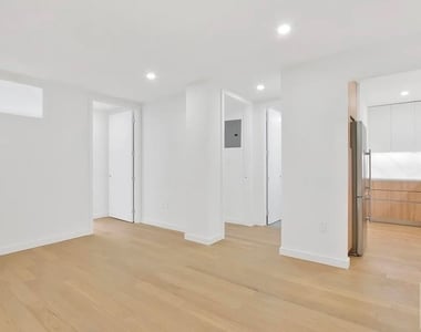 East 59th Street - Photo Thumbnail 4