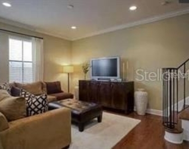 107 S Packwood Avenue - Photo Thumbnail 6