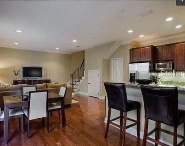107 S Packwood Avenue - Photo Thumbnail 9