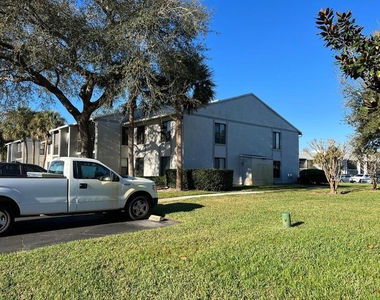1324 S Pine Ridge Circle - Photo Thumbnail 3