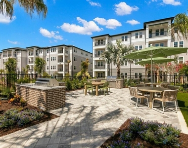 1310 Ridgeview Circle - Photo Thumbnail 3