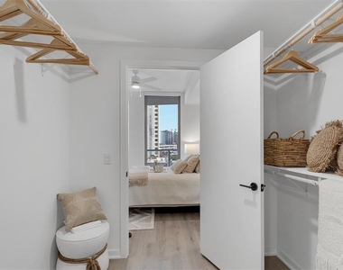 225 1st Avenue N - Photo Thumbnail 6