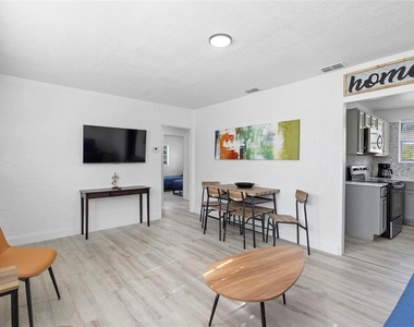 2600 S Crystal Lake Drive - Photo Thumbnail 7