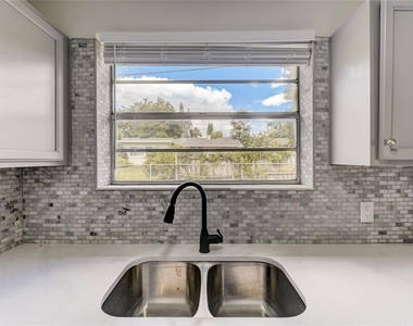 2600 S Crystal Lake Drive - Photo Thumbnail 11