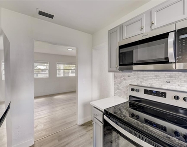 2600 S Crystal Lake Drive - Photo Thumbnail 15