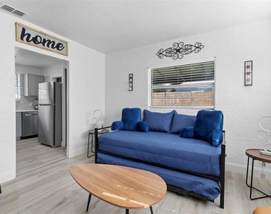 2600 S Crystal Lake Drive - Photo Thumbnail 5