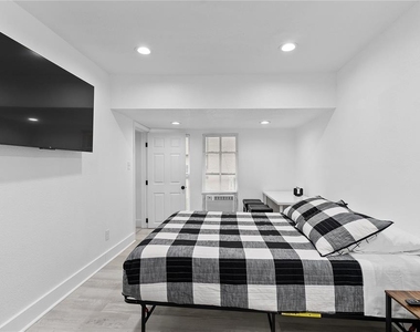 412 E Harwood Street - Photo Thumbnail 6