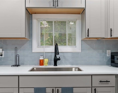 412 E Harwood Street - Photo Thumbnail 8