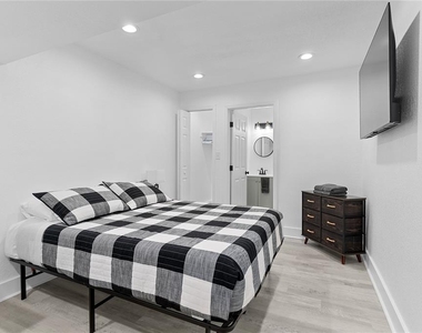 412 E Harwood Street - Photo Thumbnail 6
