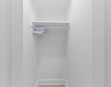 412 E Harwood Street - Photo Thumbnail 9