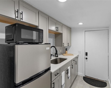 412 E Harwood Street - Photo Thumbnail 2