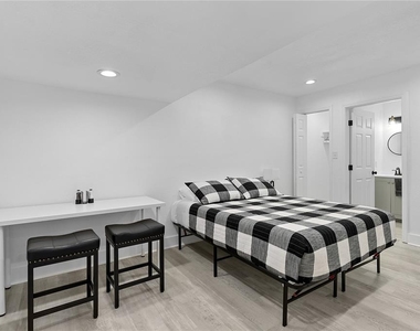 412 E Harwood Street - Photo Thumbnail 4