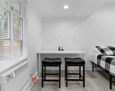 412 E Harwood Street - Photo Thumbnail 7