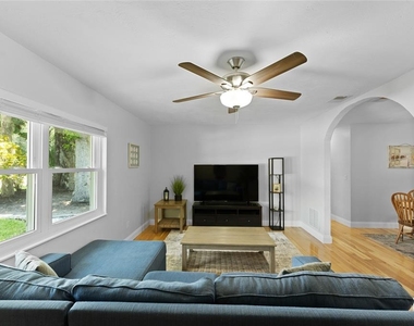 909 Bentwood Lane - Photo Thumbnail 6