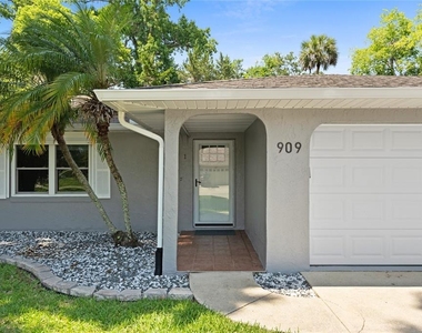 909 Bentwood Lane - Photo Thumbnail 4