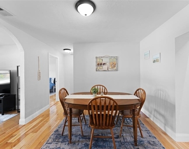 909 Bentwood Lane - Photo Thumbnail 10