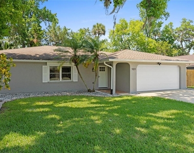 909 Bentwood Lane - Photo Thumbnail 32