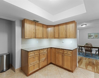 909 Bentwood Lane - Photo Thumbnail 18