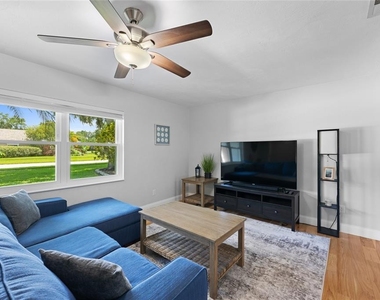 909 Bentwood Lane - Photo Thumbnail 7