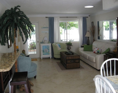 411 S Pine Street - Photo Thumbnail 2
