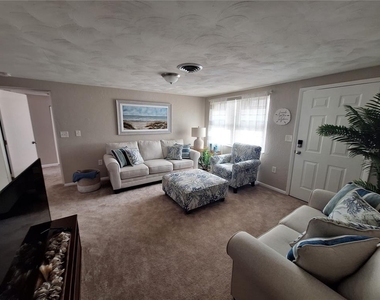 858 E 7th Street - Photo Thumbnail 3