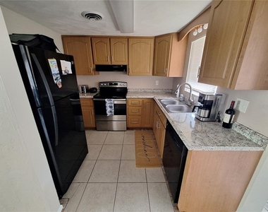 858 E 7th Street - Photo Thumbnail 5