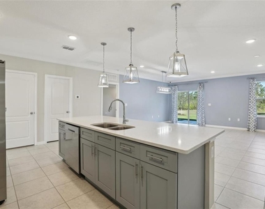 2410 Park Avenue - Photo Thumbnail 6