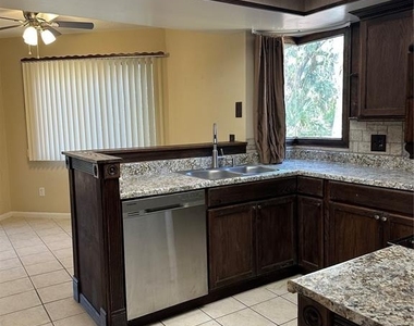 4600 E Moody Boulevard - Photo Thumbnail 2