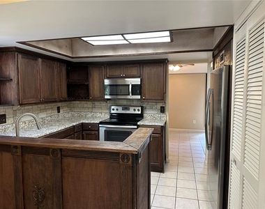 4600 E Moody Boulevard - Photo Thumbnail 3