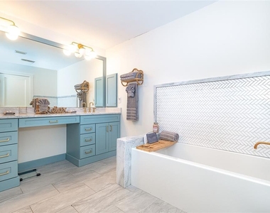 320 Anchor Row - Photo Thumbnail 24